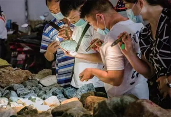 一刀穷一刀富:直播赌石的混乱与狂欢2