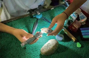 一刀穷一刀富:直播赌石的混乱与狂欢5