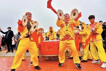 “锣鼓不哑，应声震天” 