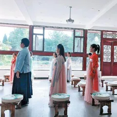 汲经典诗词之美，扬传统文化之风