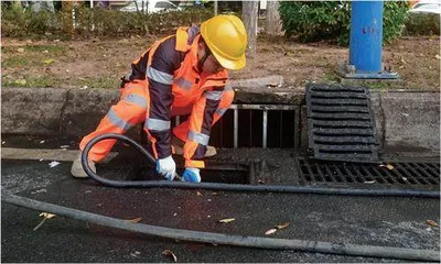 在公路上,救命的人1