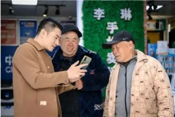 这些老人为什么要去“烧鸡店”搞定手机