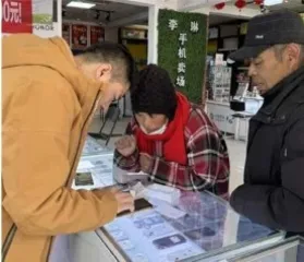 这些老人为什么要去“烧鸡店”搞定手机4