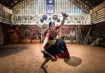 印度“剑奶奶”：女性应习武防身