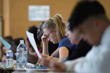 法国普通高中生,考哲学才能毕业1