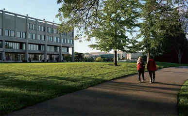 美国大学生,熬不下去了?1