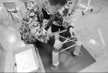 大班科学活动：筷子架桥