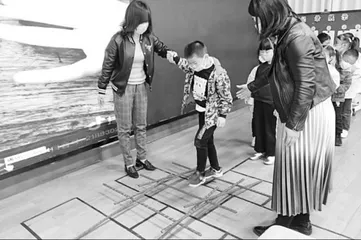 大班科学活动：筷子架桥2