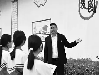 燃烛之志培桃育李 大爱之心立德树人