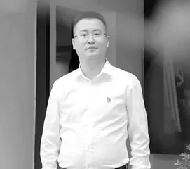 坚守教育的追梦人