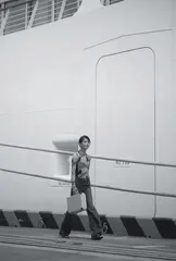 刘涛:夏日海岸远方游来船4