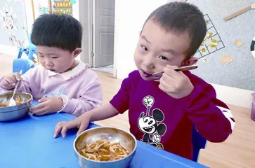 幼儿自主进餐能力的培养1