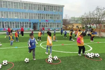 点面结合 开展幼儿足球游戏策略探究2