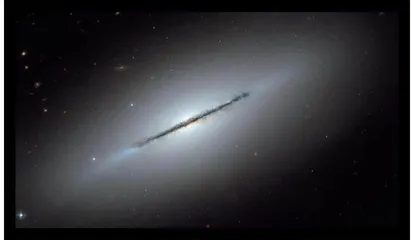 旋转星系在成为星光闪耀的漩涡之前或许呈现出扁豆状