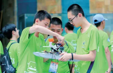 哈尔滨工程大学科学营：“舰队大师”无人艇船模制作及协同作战特色活动