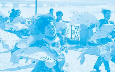 Meet the “Dancing Grannies”走近“广场舞大妈”