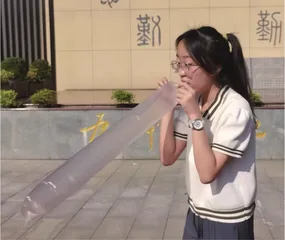 找个防水塑料套，做做科学小实验