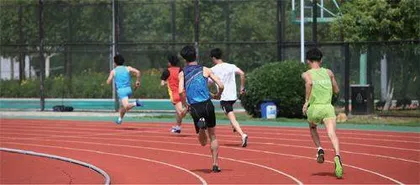 赛跑为什么都是左转圈等