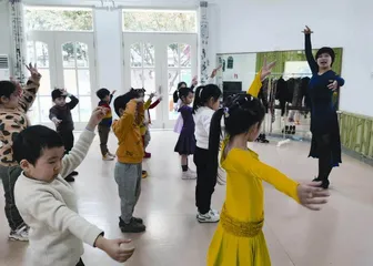 大班舞蹈活动:我们一起跳拉丁舞3