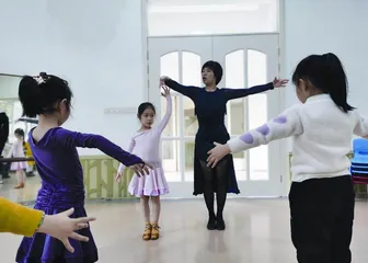 大班舞蹈活动:我们一起跳拉丁舞4
