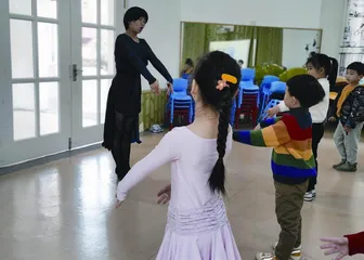 大班舞蹈活动:我们一起跳拉丁舞5
