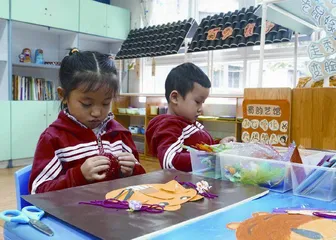 大班综合美术活动：狮子烫头发1