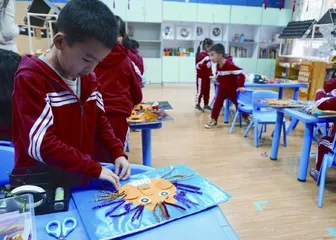 大班综合美术活动：狮子烫头发3