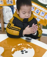 中班综合美术活动：探叶奇遇记2