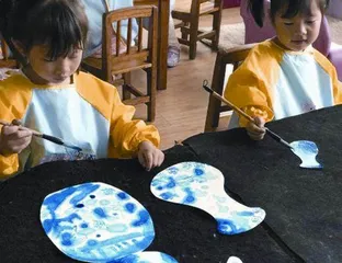 小班综合美术活动:小青花1