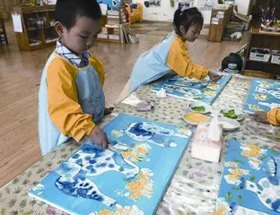 小班综合美术活动:小青花3