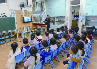 中班手工活动：春回燕归