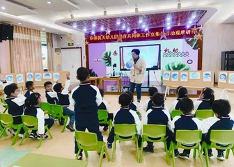 中班综合美术活动:云朵的畅想1