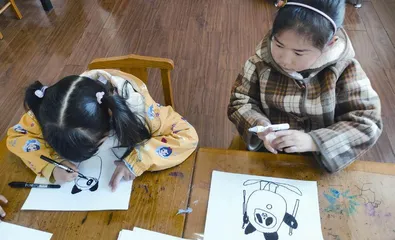 大班综合美术活动：百变冰墩墩1