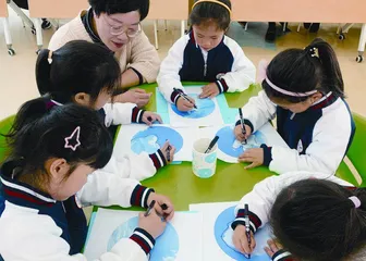 中班综合美术活动:云朵的畅想2