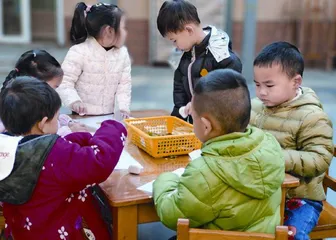 小班综合美术活动：叶子敲印染