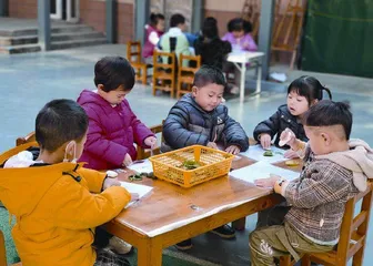 小班综合美术活动：叶子敲印染1