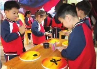 大班综合美术活动：跃动的身影1