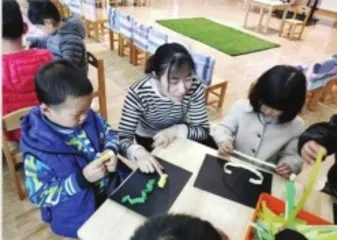 大班手工活动:纸上游乐园2