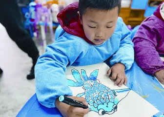 忙趁东风放纸鸢