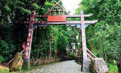 云南腾冲:佤族村,幸福生活像花儿一样