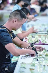 这个春节,这里的小镇青年快要不够用了1