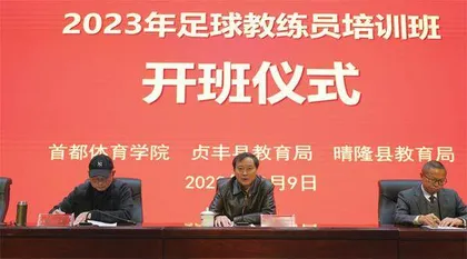 半亩方塘一鉴开 天光云影共徘徊