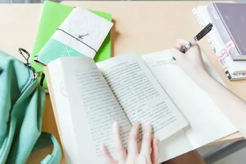 “女孩死在出租屋”背后的焦虑:年轻人的脱轨普遍存在1