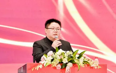 与“渣山”搏击的人