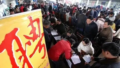 大学生就业遭遇“第一学历”歧视,仅仅是用人单位有问题?2