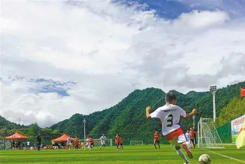 他们,点亮一群山里娃的“足球梦”1