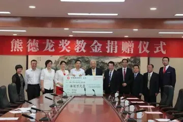 他从一个弃婴到亿万富商,40年为中国捐款4亿,让五星红旗在美国升起!1