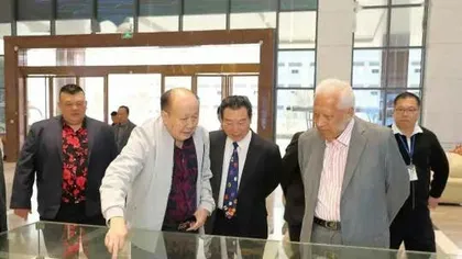 他从一个弃婴到亿万富商,40年为中国捐款4亿,让五星红旗在美国升起!2