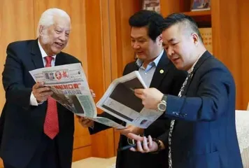 他从一个弃婴到亿万富商,40年为中国捐款4亿,让五星红旗在美国升起!3