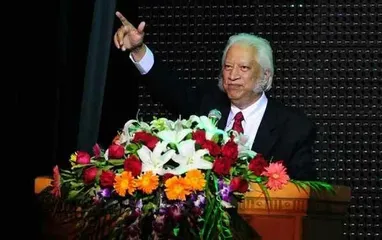 他从一个弃婴到亿万富商,40年为中国捐款4亿,让五星红旗在美国升起!4